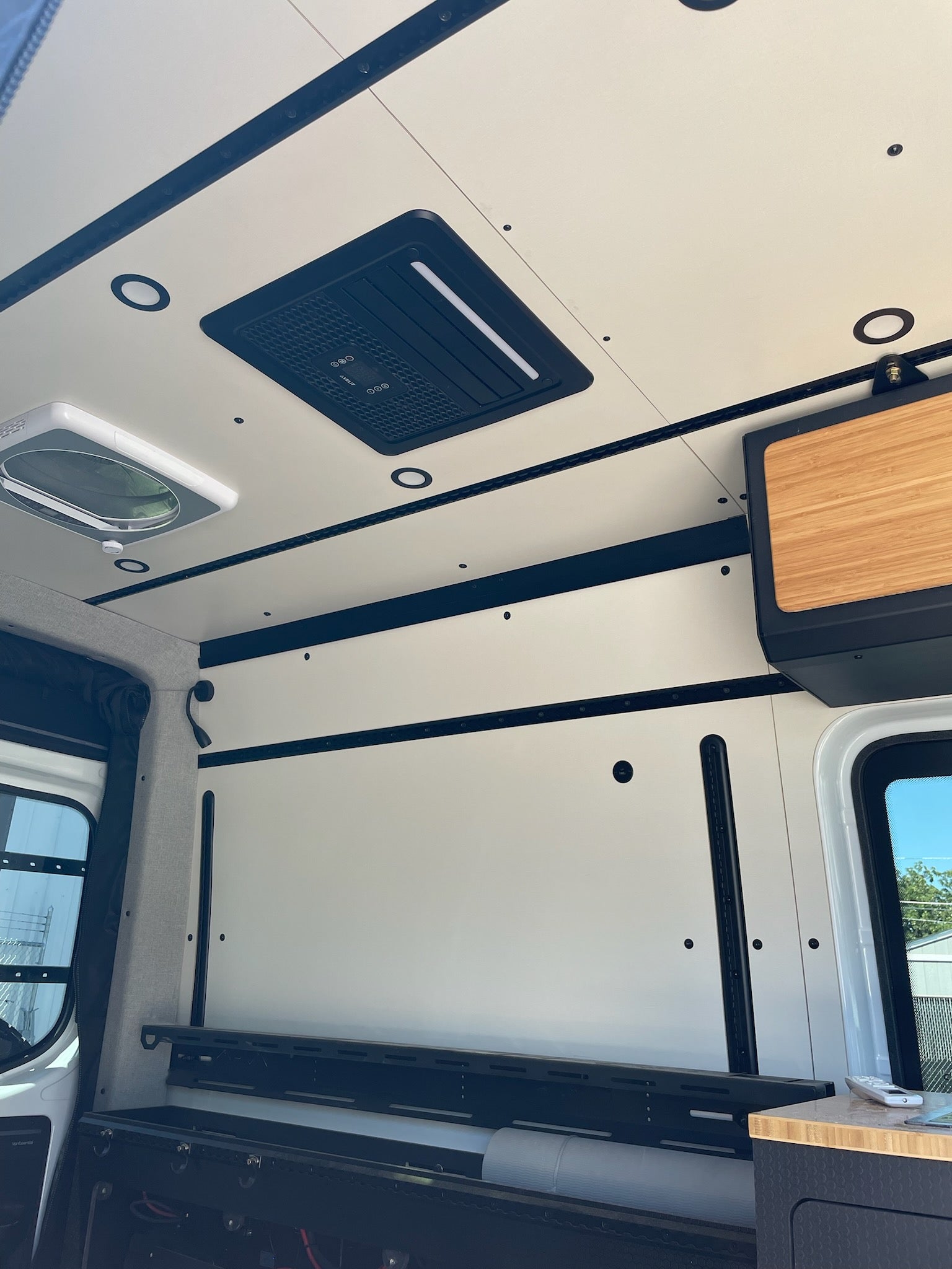 Velit V3 with Ventilation - 12V/48V Rooftop Air Conditioner